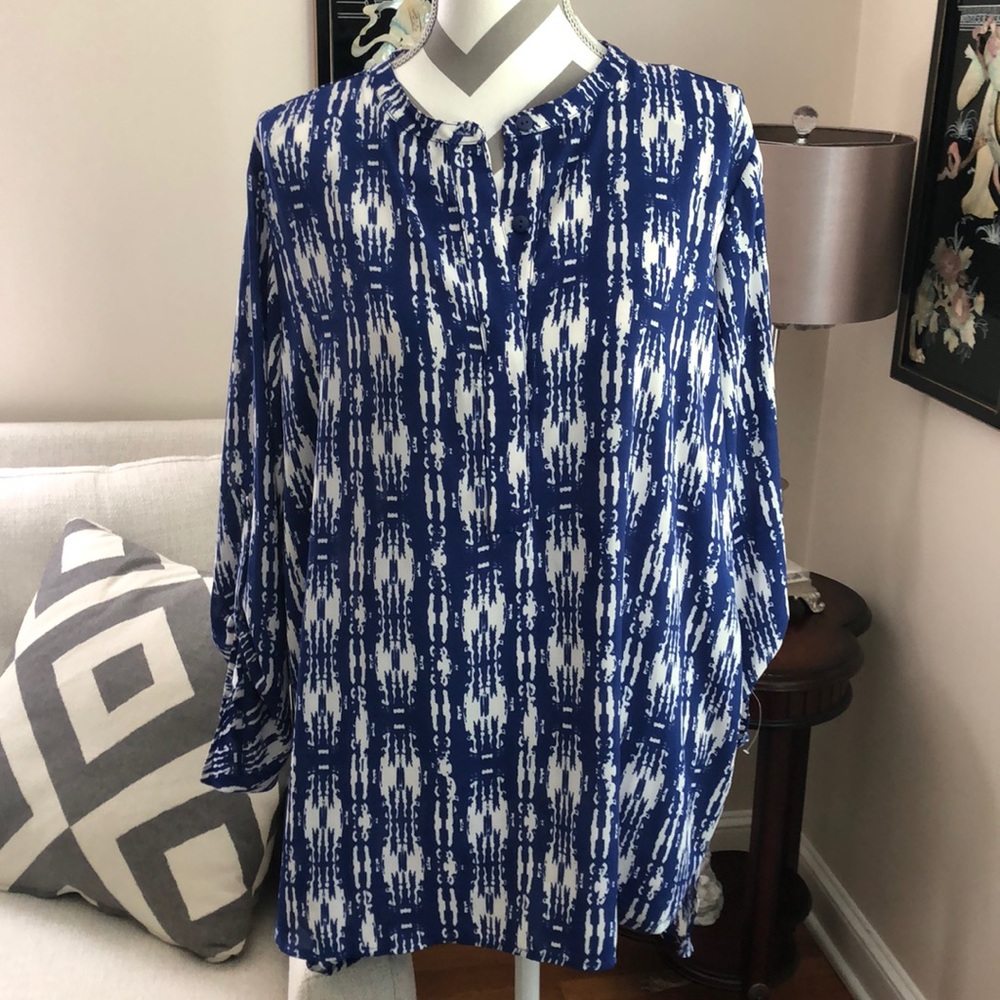 🎉 Kate & Mallory Blue and White Tunic Top